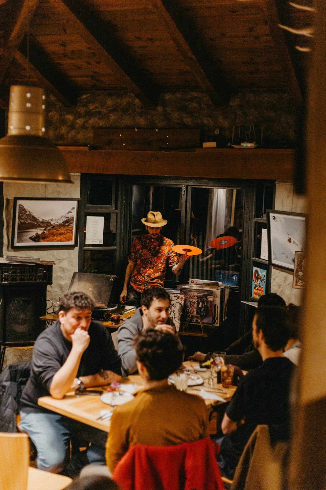 Foto Rolê Local: Uma noite gastronômica ao som de vinil em Vertiente - Bariloche. - Imagem 37